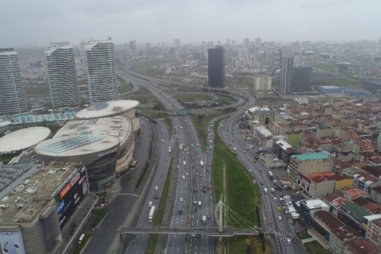 İstanbul'da trafiğin en yoğun olduğu cuma g&uuml;n&uuml; yollar boş kaldı