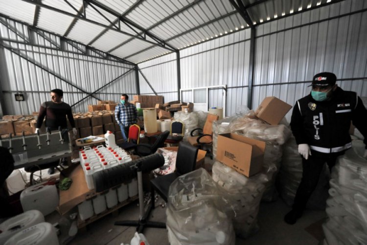 Bursa'da ka&ccedil;ak 1 milyon liralık dezenfektan &uuml;reten 5 kişi adli kontrolle serbest