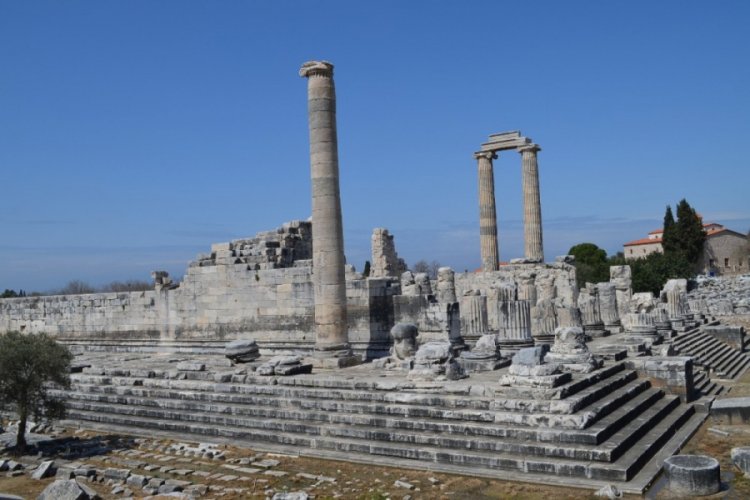 Apollon tapınağı ve &ccedil;evresi sessizliğe b&uuml;r&uuml;nd&uuml;