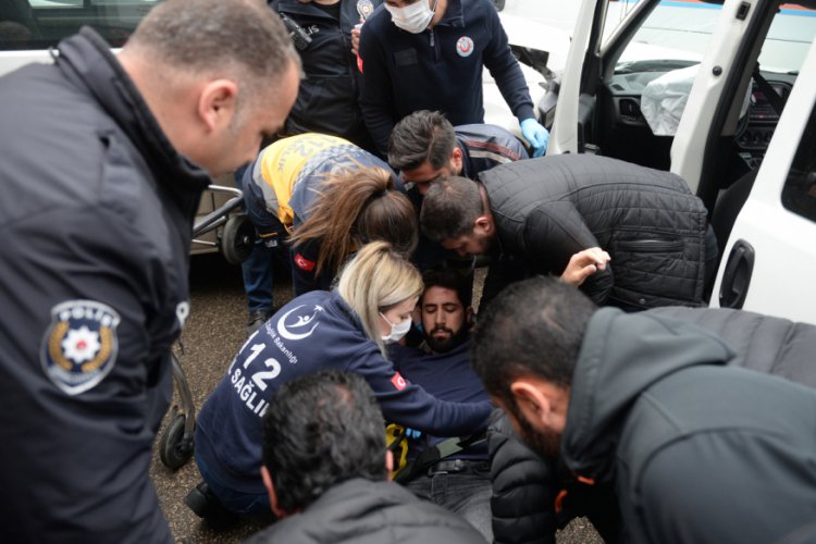 Caddede yarışırken polis aracına &ccedil;arptılar: 2'si polis 3 yaralı