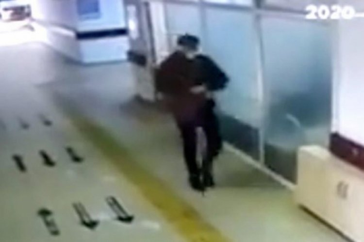 Hastanedeki el dezenfektanı makinesini &ccedil;aldı