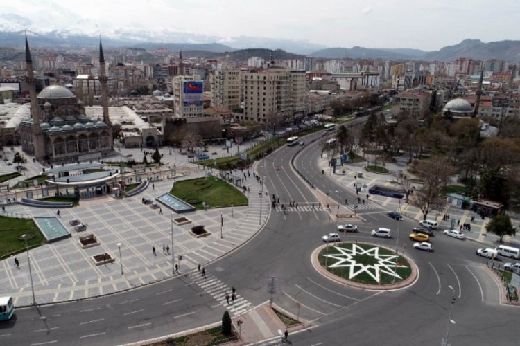 Korona vir&uuml;s nedeniyle meydanlar boş kaldı