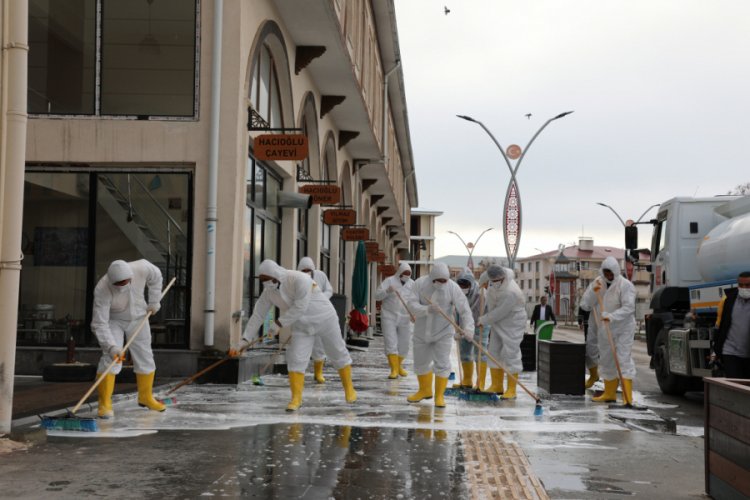 Cadde ve sokaklar k&ouml;p&uuml;kl&uuml; suyla yıkandı