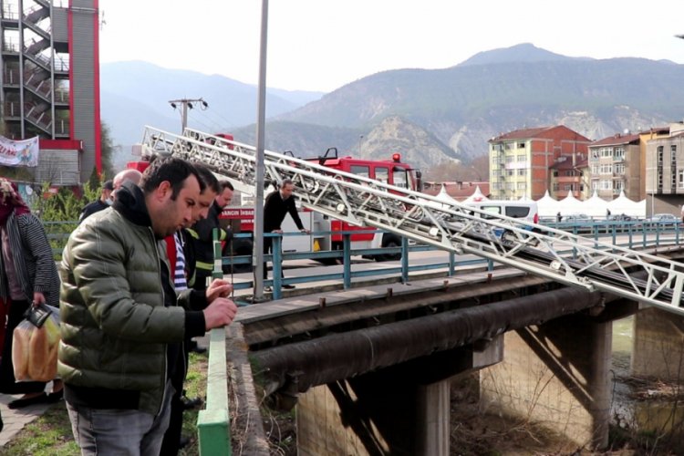 Gen&ccedil; k&ouml;pr&uuml;den atladı, vatandaşlar film izler gibi izledi
