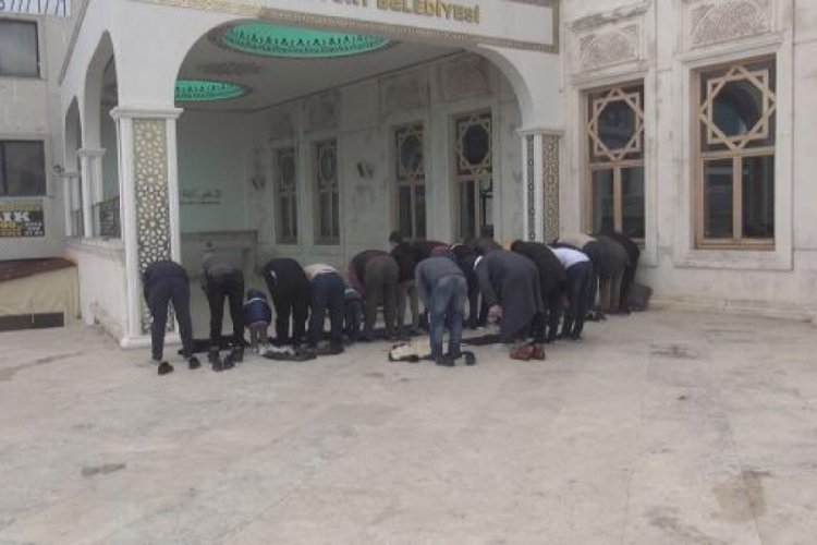 Cami avlusunda namaz kıldılar!
