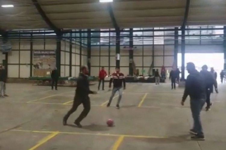 Bursa'da pazar kapanınca esnaf futbol oynadı