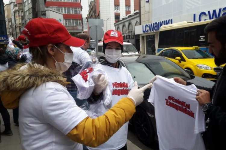 Sokaktakileri tek tek durdurup "evde kal" tiş&ouml;rt&uuml; dağıttılar