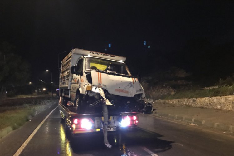 Direğe &ccedil;arpan kişi aracını bırakıp ka&ccedil;tı