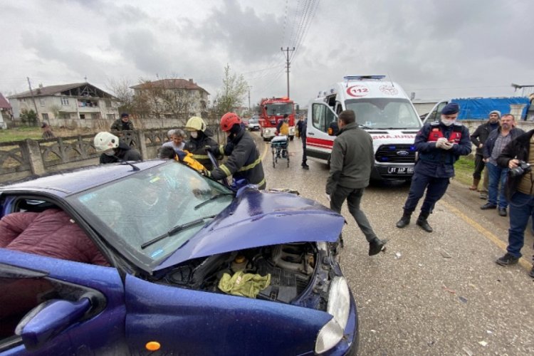 Otomobil ile kamyon &ccedil;arpıştı: 2 yaralı
