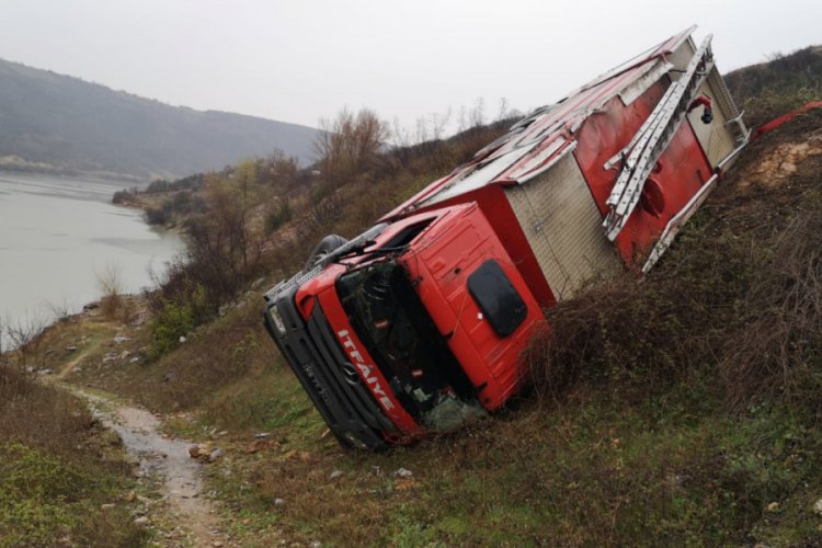 Bursa'da yangına m&uuml;dahaleye giden itfaiye aracı takla attı: 2 yaralı