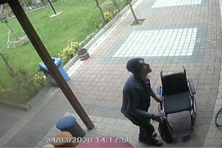 Bursa'da tekerlekli sandalyesi &ccedil;alınan vatandaşa yenisi alındı