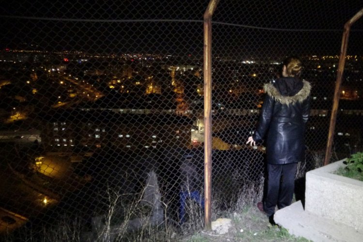 İntihar girişimi i&ccedil;in &ccedil;ıktığı kayalıklardan g&uuml;&ccedil;l&uuml;kle indirildi