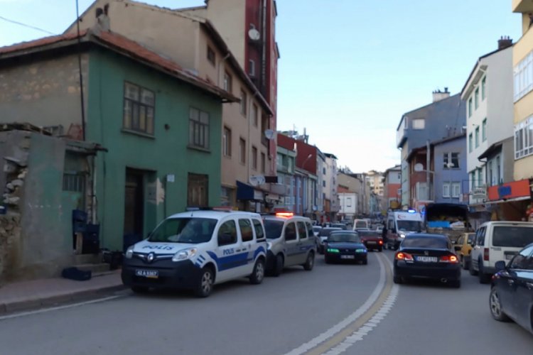 Husumetlisine ateş etmek isterken, yanlışlıkla 2 kişiyi yaraladı