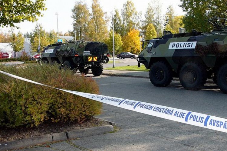 Finlandiya'da Helsinki'ye &ccedil;ıkan t&uuml;m yollara barikat kuruldu