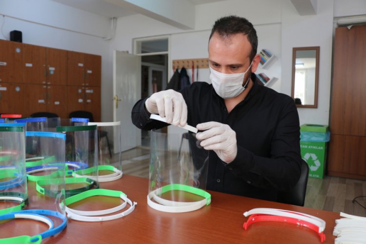 &Ouml;ğretmenler odasında siperlik maske &uuml;retiyorlar