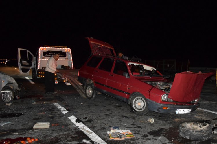 Konya'da iki otomobil &ccedil;arpıştı: 1 &ouml;l&uuml;, 3 yaralı