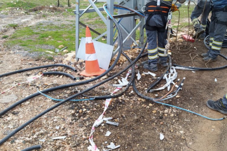 Trafo kabloları &ccedil;alındı, evden &ccedil;ıkamayanlar elektriksiz kaldı