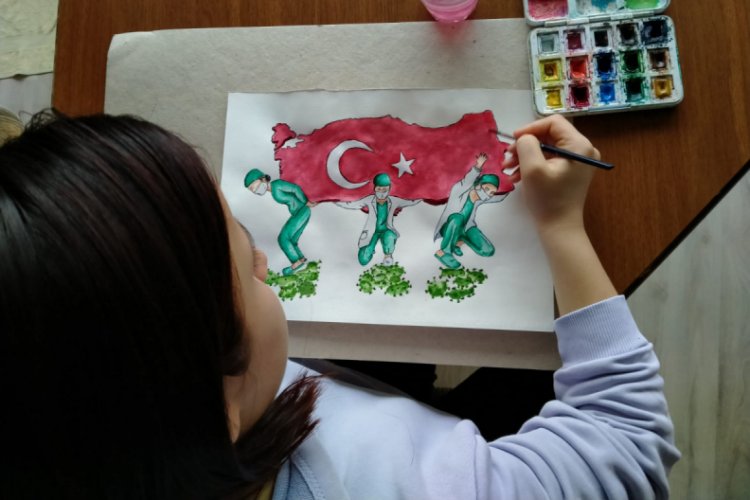 Liseli Melike, sağlık&ccedil;ıları T&uuml;rkiye'yi sırtlarken resmetti