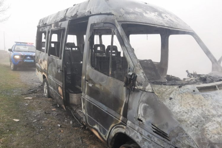 Bursa'da seyir halindeyken yanan minibüs küle döndü
