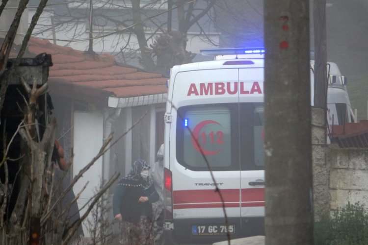 Karantinaya alınan k&ouml;yde, yaşlı kadın hastaneye kaldırıldı