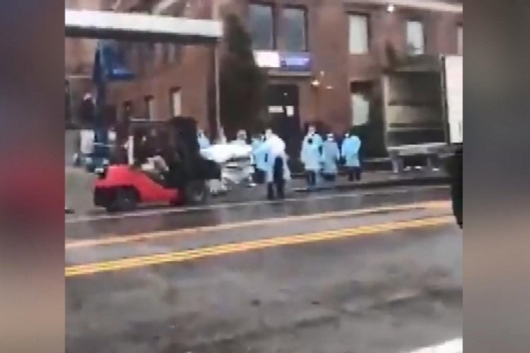 New York'ta koronavir&uuml;sten &ouml;lenler mobil morglara taşındı