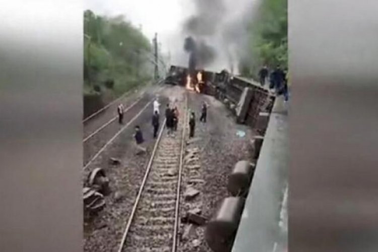 &Ccedil;in'de yolcu treni raydan &ccedil;ıktı
