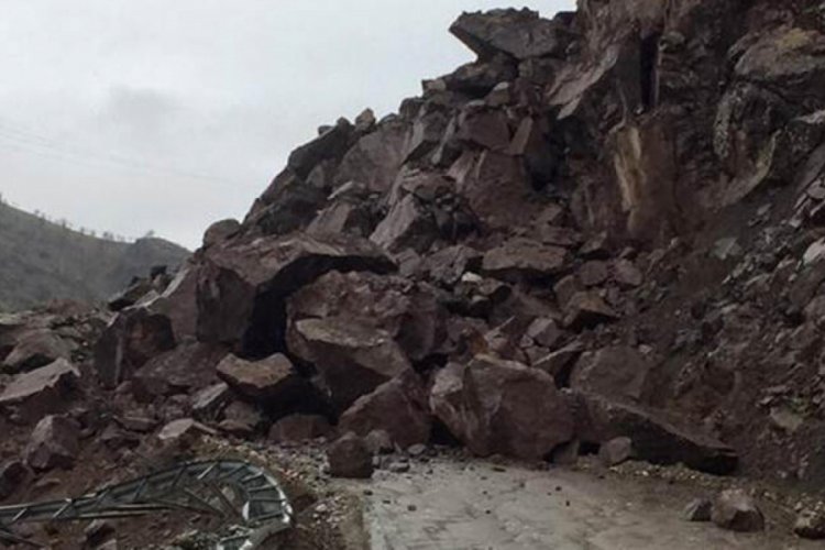 Heyelan nedeniyle 25 k&ouml;y yolu ulaşıma kapandı