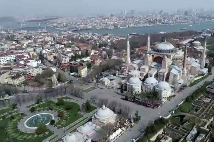 Tarihi Sultanahmet Meydanı tarihin en sakin g&uuml;nlerini ge&ccedil;iriyor