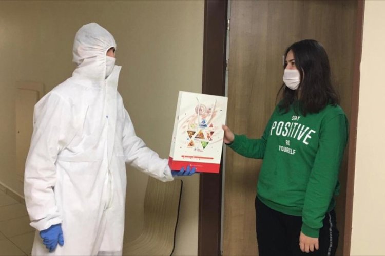 Bakan Kasapoğlu'ndan karantinadaki &ouml;ğrencilere kitap