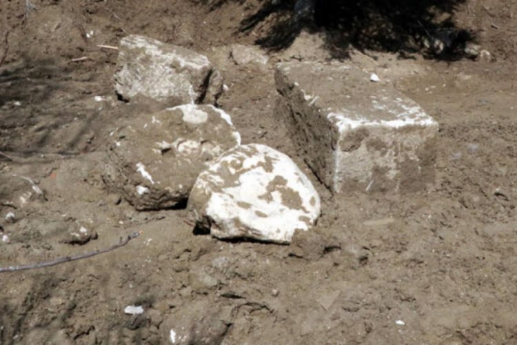 &Ccedil;ift&ccedil;inin tarlasından Roma d&ouml;nemine ait kaya eserler &ccedil;ıktı