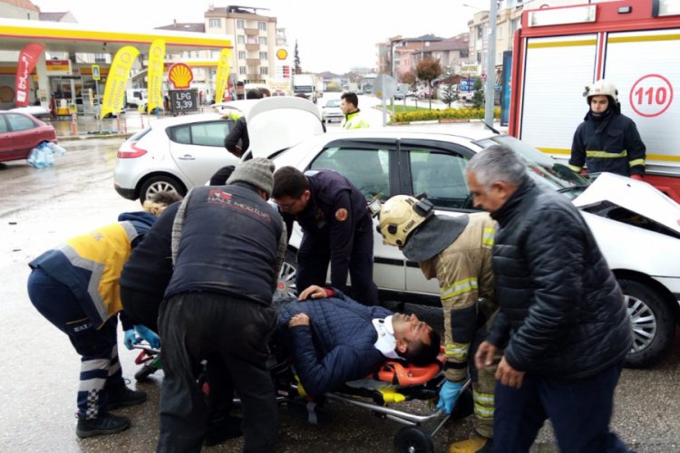 Bursa'da otomobil ile minib&uuml;s&uuml;n &ccedil;apıştığı kaza kamerada