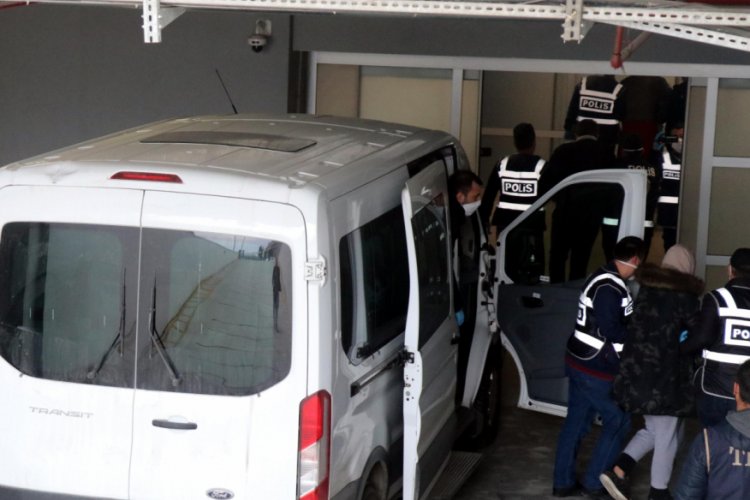 Karantina yurdunda hakaret i&ccedil;eren yayın yapan 3 kişi adliyede