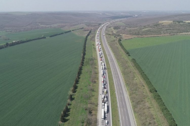 İstanbul giriş ve &ccedil;ıkışlarında kilometrelerce kuyruk oluştu