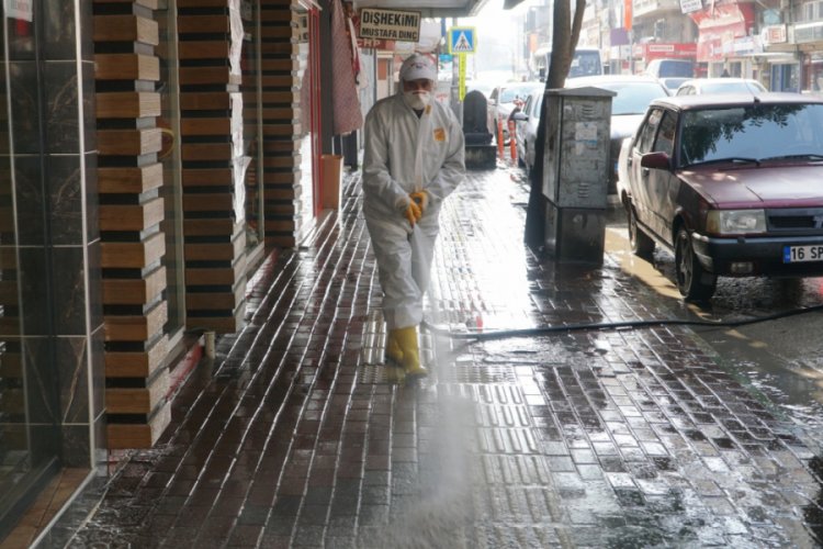Bursa Mustafakemalpaşa'da cadde ve kaldırımlar dezenfekte ediliyor