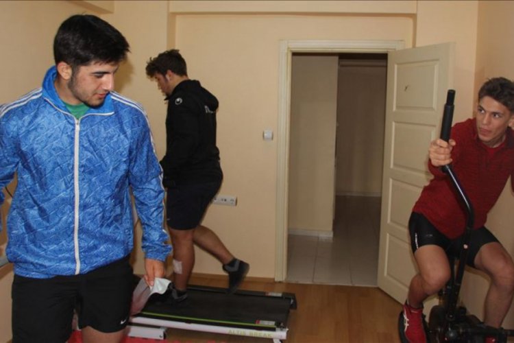 Milli g&uuml;reş&ccedil;iler kapıcı dairesinde form tutuyor