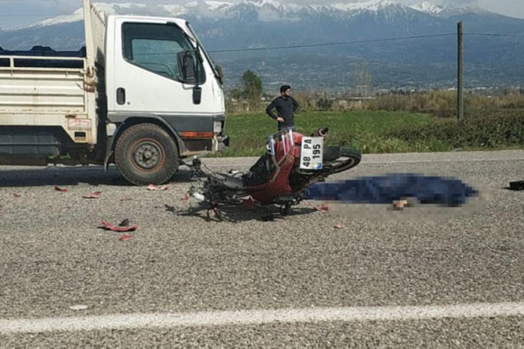 Kamyonet ile &ccedil;arpışan motosiklet s&uuml;r&uuml;c&uuml;s&uuml; feci can verdi!