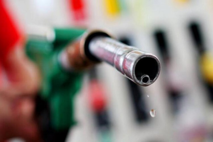 Benzine indirim motorine zam geldi