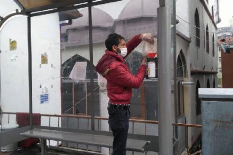 Duraklara konulan el dezenfektanları &ccedil;alındı