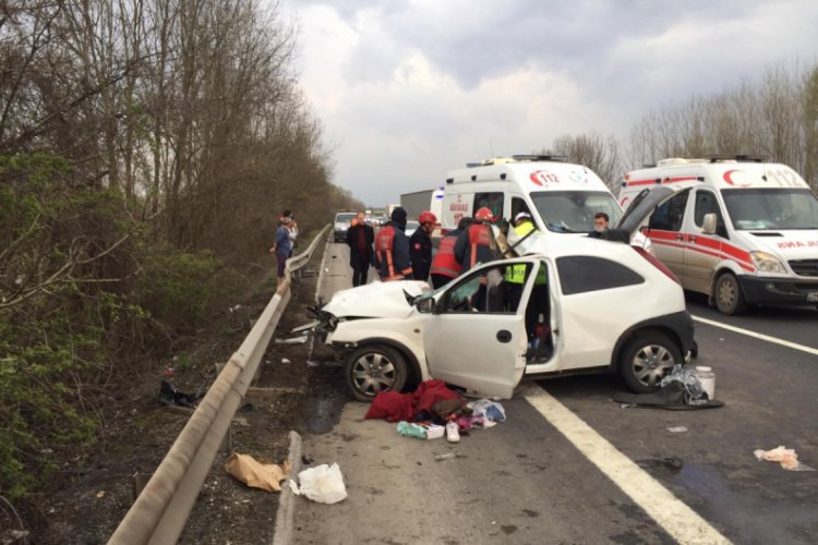 Otomobil &ouml;nce kamyona sonra bariyerlere &ccedil;arptı
