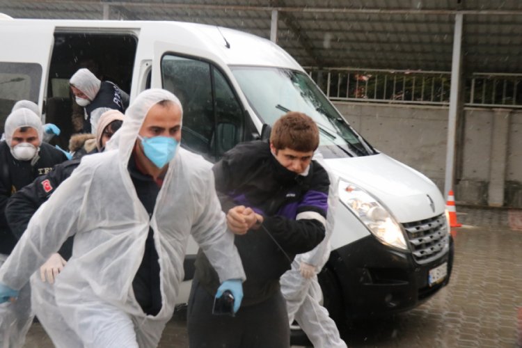T&uuml;rkiye Cumhuriyetine k&uuml;f&uuml;r eden 3 &ouml;ğrenciden 2'si tutuklandı