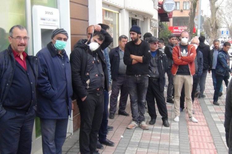 Bursa'da banka önlerinde ürküten kalabalık