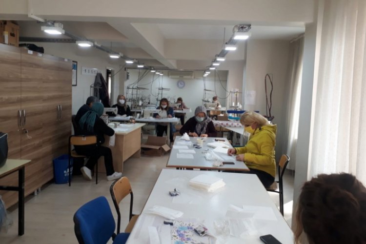 Bursa Gemlik Halk Eğitimi Merkezi maske &uuml;retimine başladı