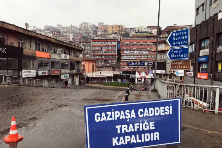 Zonguldak'ın en işlek caddesi trafiğe kapatıldı