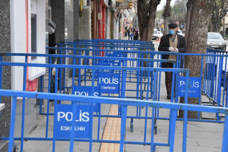 Eskişehir'de banka önlerine 'sosyal mesafe' bariyeri