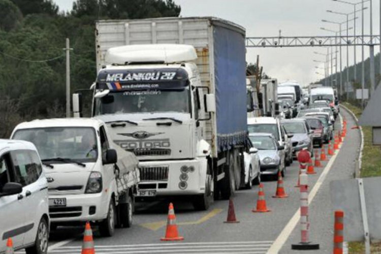 Koronavir&uuml;s denetiminde 3 kilometrelik ara&ccedil; kuyruğu