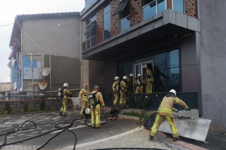 İş yerindeki yangında 3 kişi dumandan etkilendi