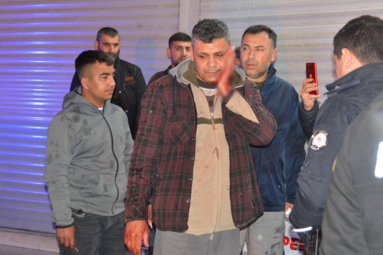 Kendisini hırsızlık yaparken yakalayan iş yeri sahibini bı&ccedil;akladı