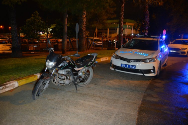 Polisten ka&ccedil;an motosikletli 2 kişi, havalimanında yakalandı