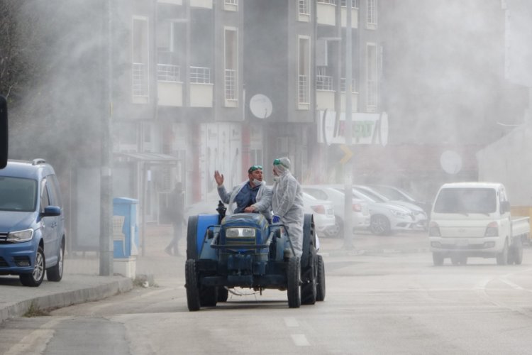 Bursa'da köy muhtarları mikropları traktörleriyle öldürdü