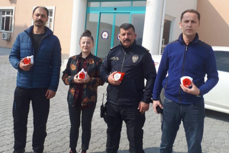 Bursa Gemlik'te liselilerden emniyete maske desteği